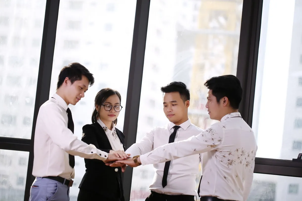Click để chọn ảnh — bấm “Thay ảnh” mới mở Media Library Ảnh nhân sự văn phòng — hoạt động 3